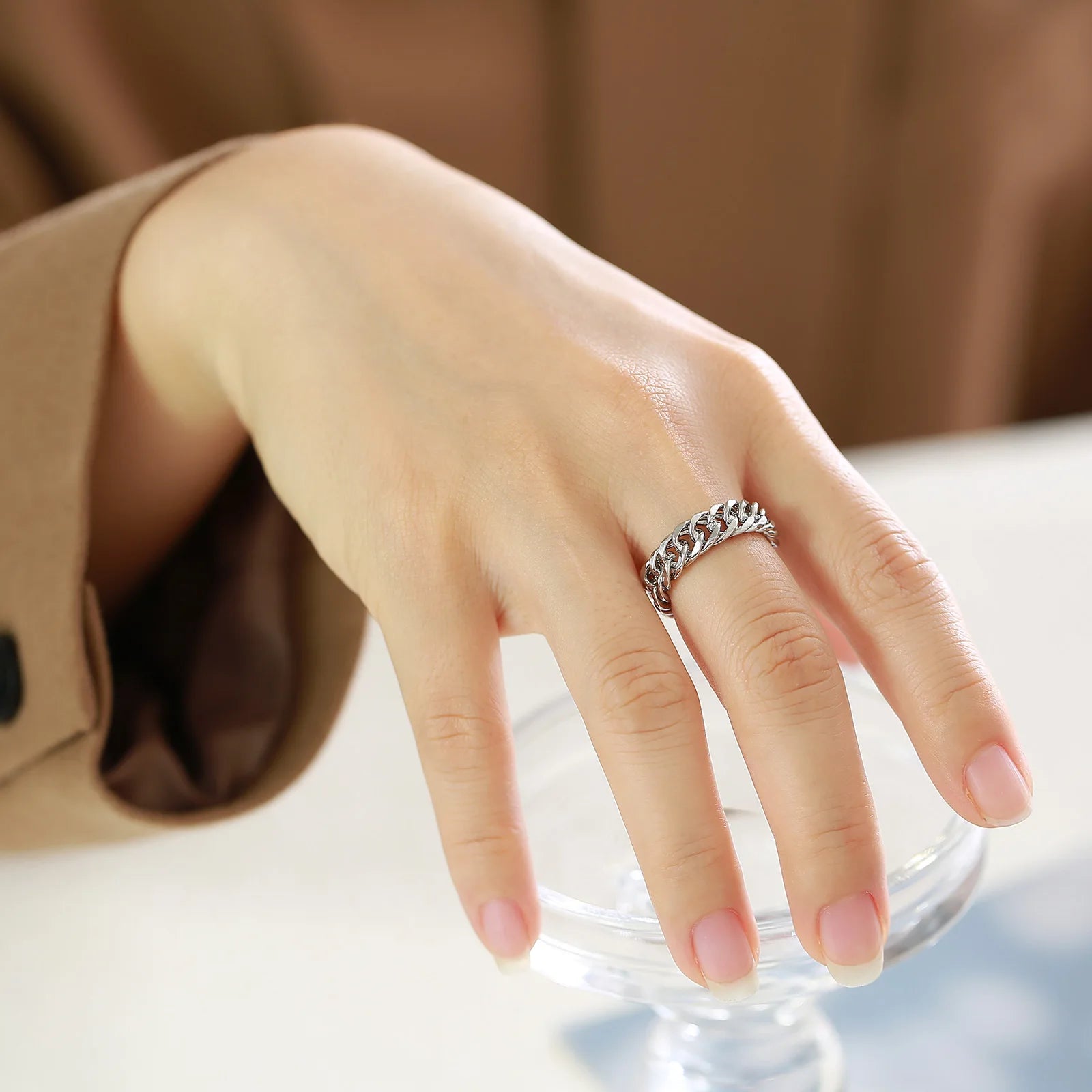 DARHSEN Unisex hombres mujeres anillo llamativo de acero inoxidable diseño de eslabones de cadena Color plata joyería de moda tamaño 6 7 8 9 10 11 12